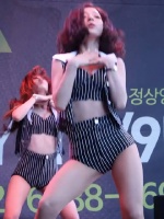 韩国女团条纹状超短裤性感热舞，在大冬天里看起来超级火热