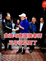 70岁唐国强受邀约去做客，身穿黑色皮夹克显年轻，嫌弃跟网红握手