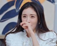 杨幂胎毛刘海发型可爱十足 着白色外套面露笑容清新优雅