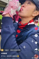 52岁港姐生活太滋润！与富豪老公口渴喝茅台，男方被辣得龇牙咧嘴