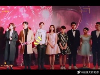 咱们家憨憨就是这么不拘小节几十万人直播一样提裤子