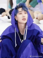 吃可爱长大的嘛 就算在一群女孩子中，他任然是最好看的那一个