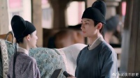 陛下与程若鱼相约马厩，陛下在耳旁细语，让小鱼面红耳赤