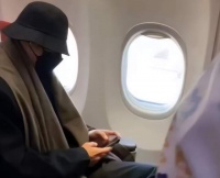 肖战坐经济舱去拍戏，围巾戴了6年舍不得换，勤俭节约是个好榜样