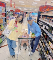 李亚鹏带妻女逛超市，小19岁妻子打扮似少女，女儿坐购物车太可爱