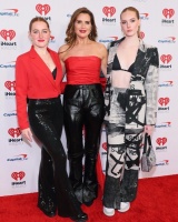 57岁波姬·小丝罕见带俩女儿现身，一代女神穿大红抹胸，美得真实