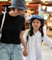 袁泉女儿颜值可惜了，不像妈妈像爸爸，单眼皮厚嘴唇只能等逆袭了