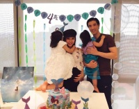 王力宏和李靓蕾关系缓和，晚间扛东西返家，明年复出开个唱