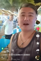 知名童星近照显落魄！拿塑料碗吃路边摊，头发花白发福明显无戏拍