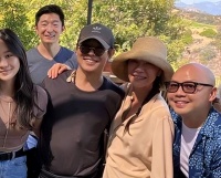 李连杰晒与杨紫琼合影照，身体壮实恢复到从前，国外养病效果显著