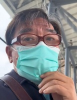 李立群坐高铁参加告别仪式，在车站里头无人问津，情绪低落不开心