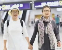 马思纯妈妈长相曝光，跟姨母蒋雯丽一样有气质，爱打扮爱美超幸福