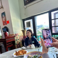 网友在澳门偶遇秦岚，任由粉丝拍照没架子，不见魏大勋踪影