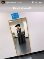 刘銮雄女儿上台表演，吕丽君到现场支持，父亲因甘比避嫌只送了花