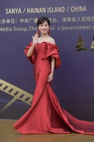 69岁赵雅芝穿露肩红裙太优雅！锁骨明显香肩诱人，身材火辣状态好