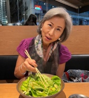 60岁叶倩文近况曝光，一脸冻龄身形苗条，一头白发彰显气质