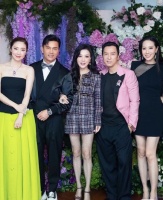 张玉珊盛装出席生日会，与名人阔太吃饭很开心，感情没着落仍单身