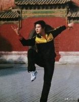 82年香港老板拿六百万请李连杰拍戏，请示中央，小平回了三句话