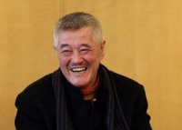 他是赵本山的徒弟，建立了宾利俱乐部，如今娶了剧中老婆英子