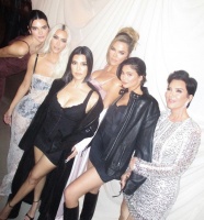 卡戴珊家三姐引全网质疑嘲笑：不要否认过度P图了！