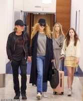 55岁妮可·基德曼久违带娃现身，被丈夫独宠，12岁小女儿美得空灵