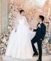 香港灯芯绒大王女儿大婚，嫁给莎莎太子爷，16个富二代做伴郎伴娘