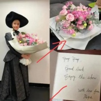 刘秀盈参加演出，父亲送来了鲜花跟卡片，刘銮雄终于大彻大悟了