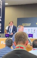 斯卡洛尼赛后发布会，直接换上最新的三星队服……