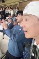 世界杯暴露贫富差距：何猷君和奚梦瑶在包厢看，刘畊宏在看台看