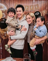 郑嘉颖一家人在家吃大餐为岳母庆生 三代同堂一起庆祝很温馨