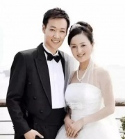 辛柏青一家同台演出！娇妻朱媛媛绿裙美艳动人，引起网友热议