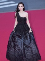 颜值焦虑个啥？飞天奖上缺少打光的女星，一个比一个脸上多沟壑