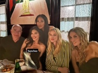 贝索斯为53岁女友庆生，社交名媛被富豪感动，大秀挺拔身姿做回应