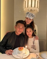 林文龙生日与太太郭可盈女儿庆祝 左拥右抱妻女很幸福