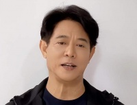 李连杰在国外养病效果显著，满头黑发状态回春，却被人质疑整容了