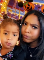 一口性感红唇惹人喜欢！瓦妮莎母女现身迪士尼，丰腴体态韵味十足