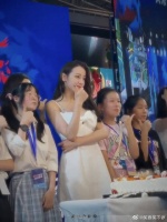 那么近拍她会被她美到窒息吧