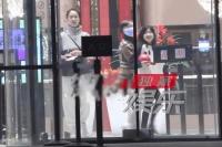 45岁左小青近照曝光！身材比例匀称，11岁女儿神韵似妈妈