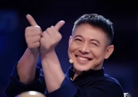 李连杰健康状况惹人担忧！近照脸部浮肿颈部粗大，遭质疑甲亢复发