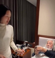 71岁张纪中生病卧床！脸色苍白精神疲惫，小31岁娇妻忙着拍视频