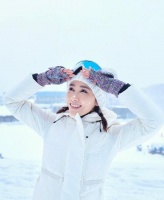 51岁黎姿晒雪中美照，睫毛太长挂住雪花，美容院赚2亿给自己放假