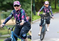 麦当娜近照曝光：户外骑车！粉色长发装嫩，看不出64岁，好年轻