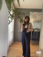 孙莉晒自拍，打光脚穿宽松背带裤，长发披肩休闲又自然