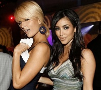 一身红裙大秀身材，希尔顿和卡戴珊罕见合影！曾约会C罗夜宿酒店