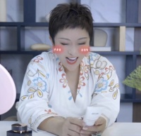 向华强有多爱陈岚？陈岚直播时一个细节说明，74岁向华强全程陪伴