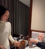 71岁张纪中确诊新冠，发烧咳嗽卧床不起，引起网友热议