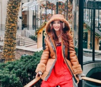 温碧霞夫妇飞国外探望养子，儿子变高变帅，引起网友热议