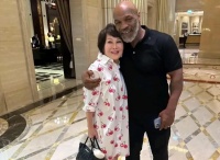 梦幻联动！56岁泰森同框76岁靳羽西，拳王胡子变白，不再靠轮椅