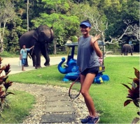 51岁知名女星晒泰国日常！皮肤晒到黑得发亮，穿着清凉长腿抢镜