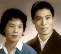 1963年，钟南山与妻子李少芬，结婚时的一张合影……